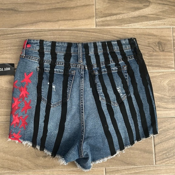 Hot Topic Birds of Prey Jean Shorts - Picture 2 of 5